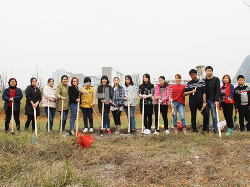 磨粉机厂家注重环保绿化，提倡环保，生产环保型磨粉设备，图为桂林Agin games磨粉机员工植树节进行植物活动。